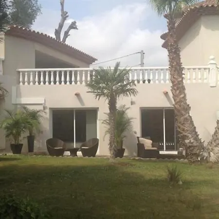 לינה וארוחת בוקר La Pinede D'estarac באז'